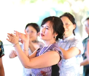 身着紫色旗袍、专注起舞的舞友
