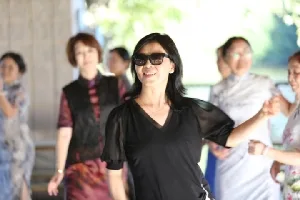 戴墨镜、笑着跳舞的舞友