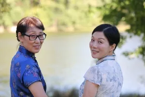 湖边回眸的两位舞友